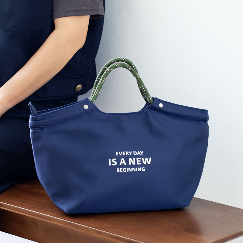 轻奢简约饭盒包手提袋防水便当包通勤上学上班族便携保温午餐袋子