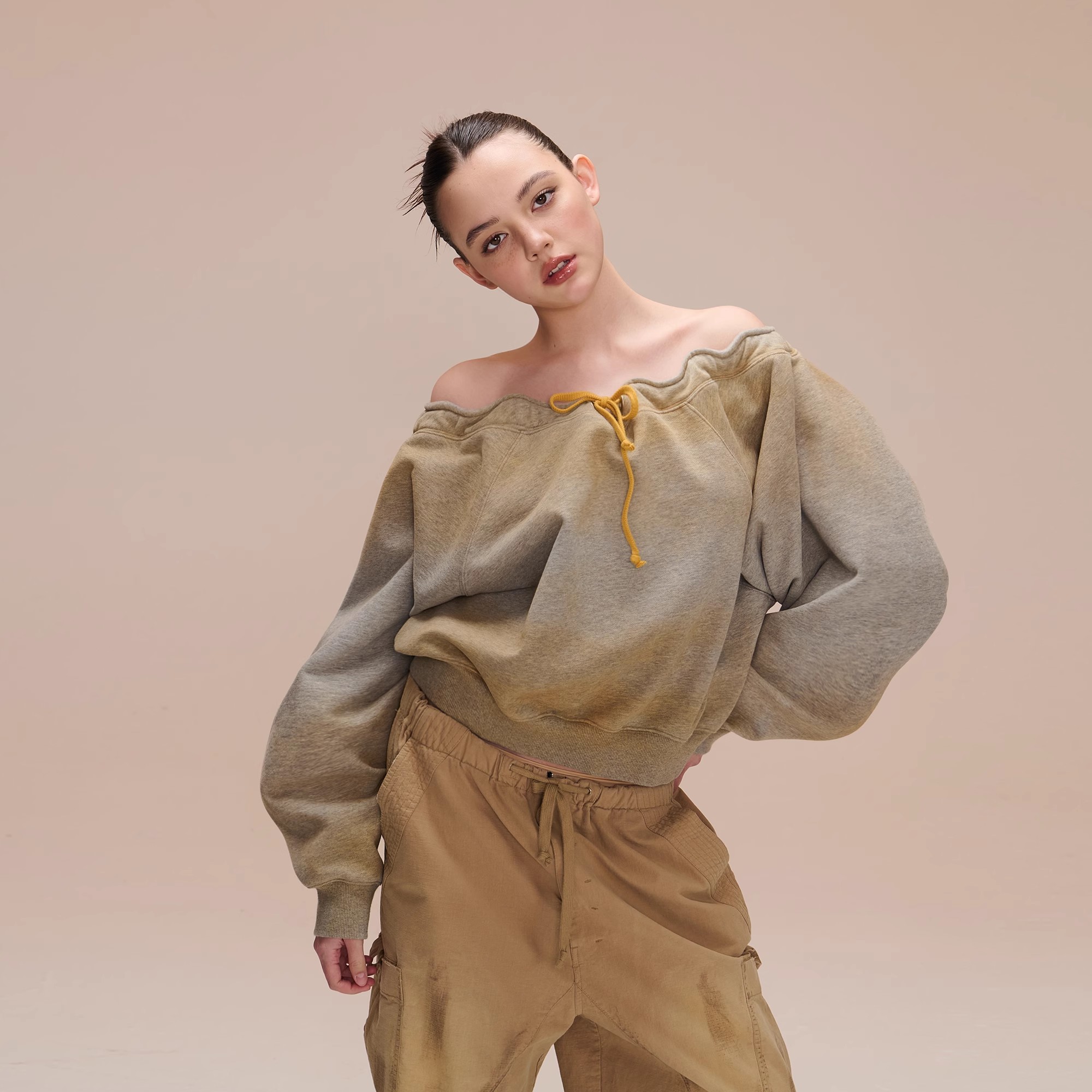 COZYDOLL复古做旧破坏喷色抽绳宽松长袖卫衣慵懒风一字领斜肩上衣