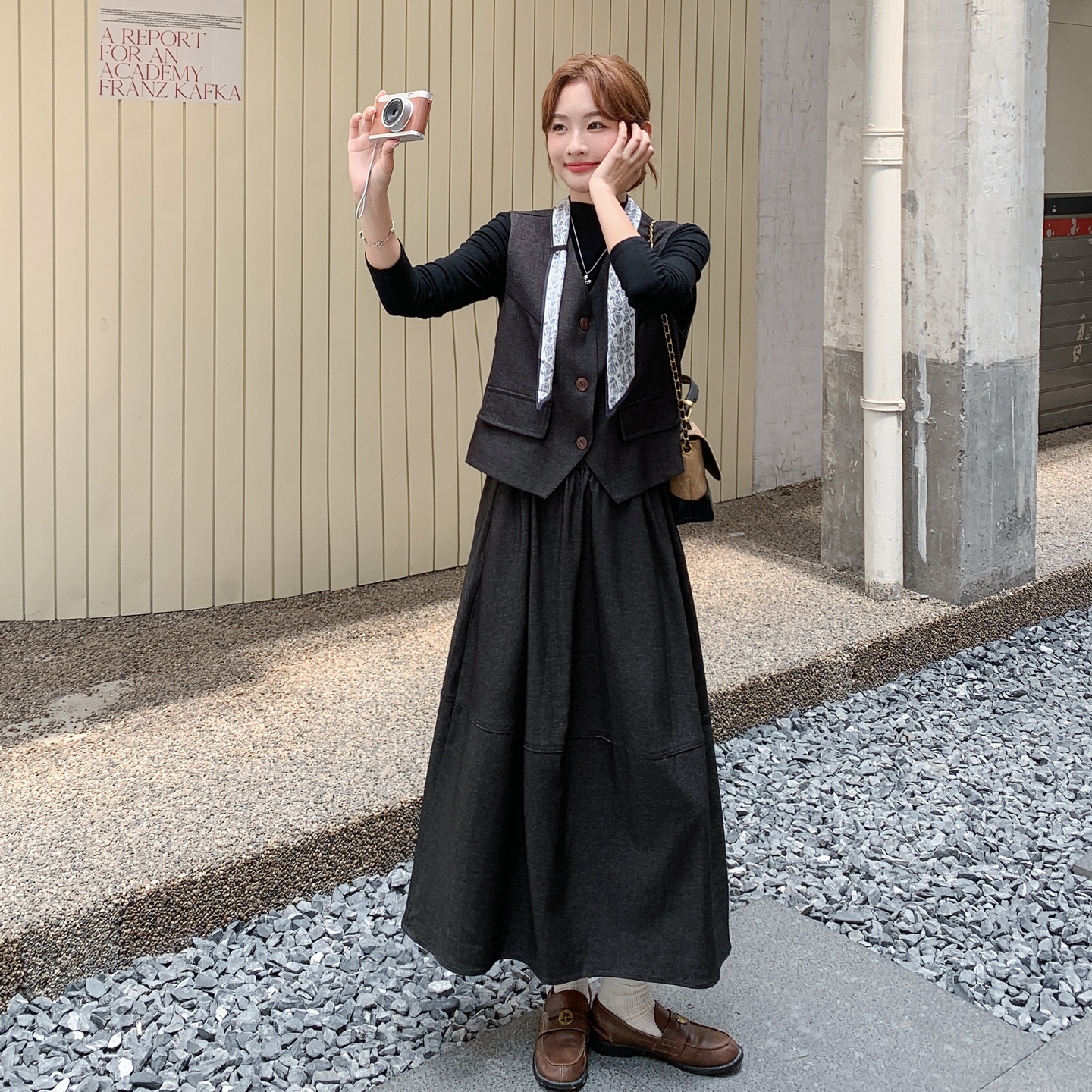 老钱风灰色马甲内搭半身裙套装女2025秋季新款大方得体穿搭三件套