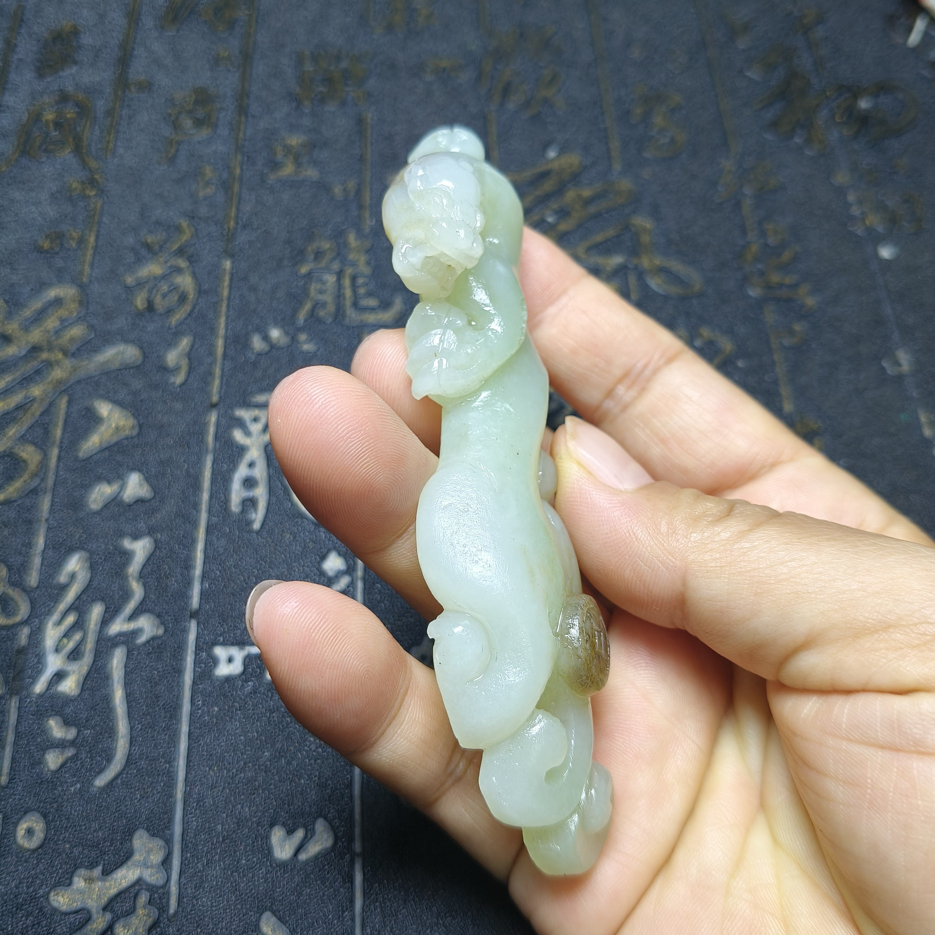 天然正品和田玉糖翠白玉原石三色巧雕仿古龙赤龙璃龙手把件51克