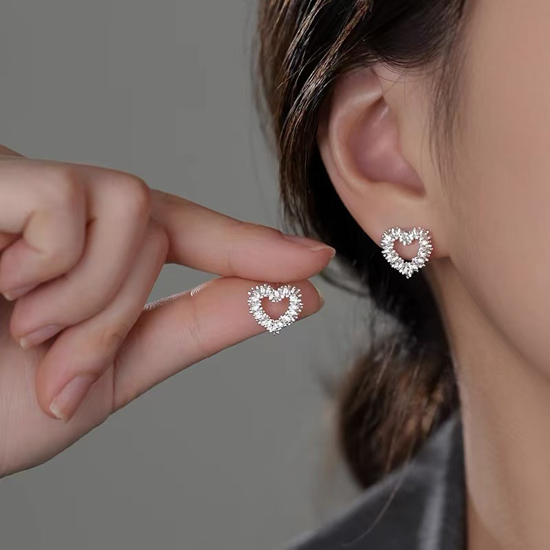 爱心耳钉轻奢新款爆款珠珠耳环女耳饰高级感百搭时尚小清新设计感