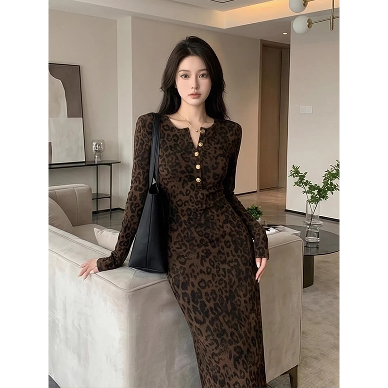 法式轻奢高级感加绒豹纹连衣裙女2025新款冬季修身显瘦内搭包臀裙