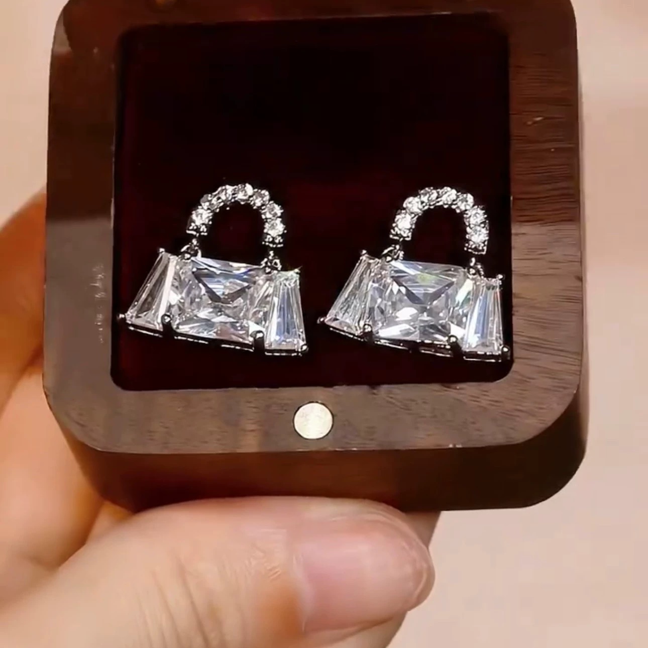 铜合金锆石耳饰 方糖包包耳钉精致时尚闪亮小众设计高级感耳环女
