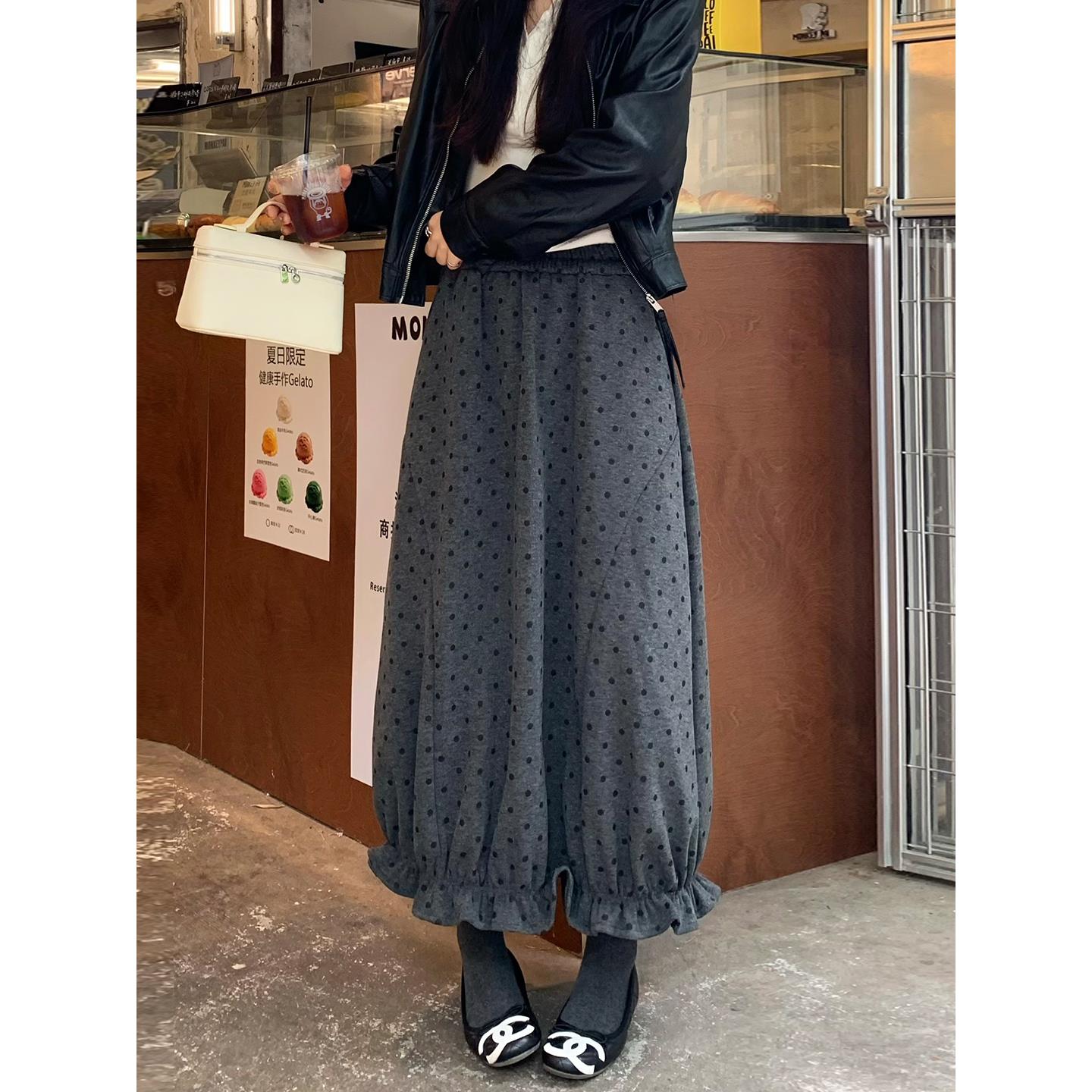 深灰色加绒保暖波点半身裙女秋冬2025新款慵懒高腰a字花苞灯笼裙