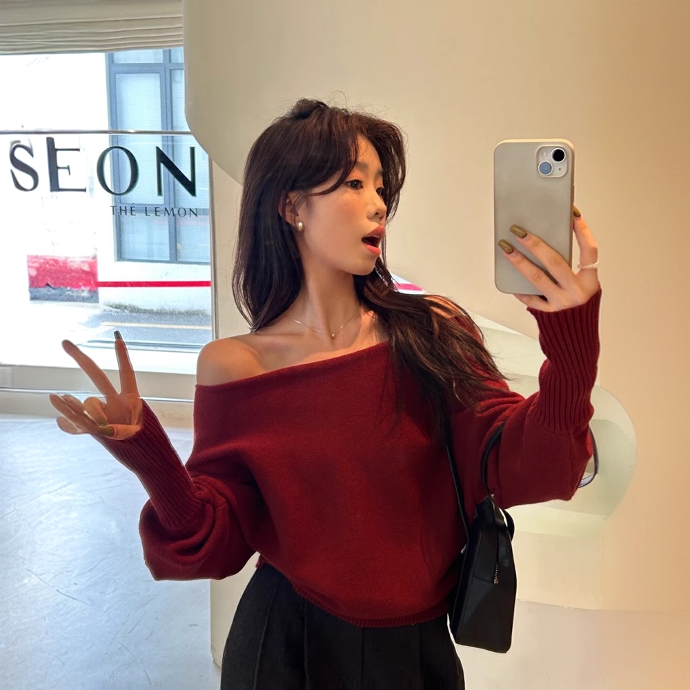安可拉红一字领露肩灯笼袖针织衫毛衣女2025秋氛围感气质打底上衣