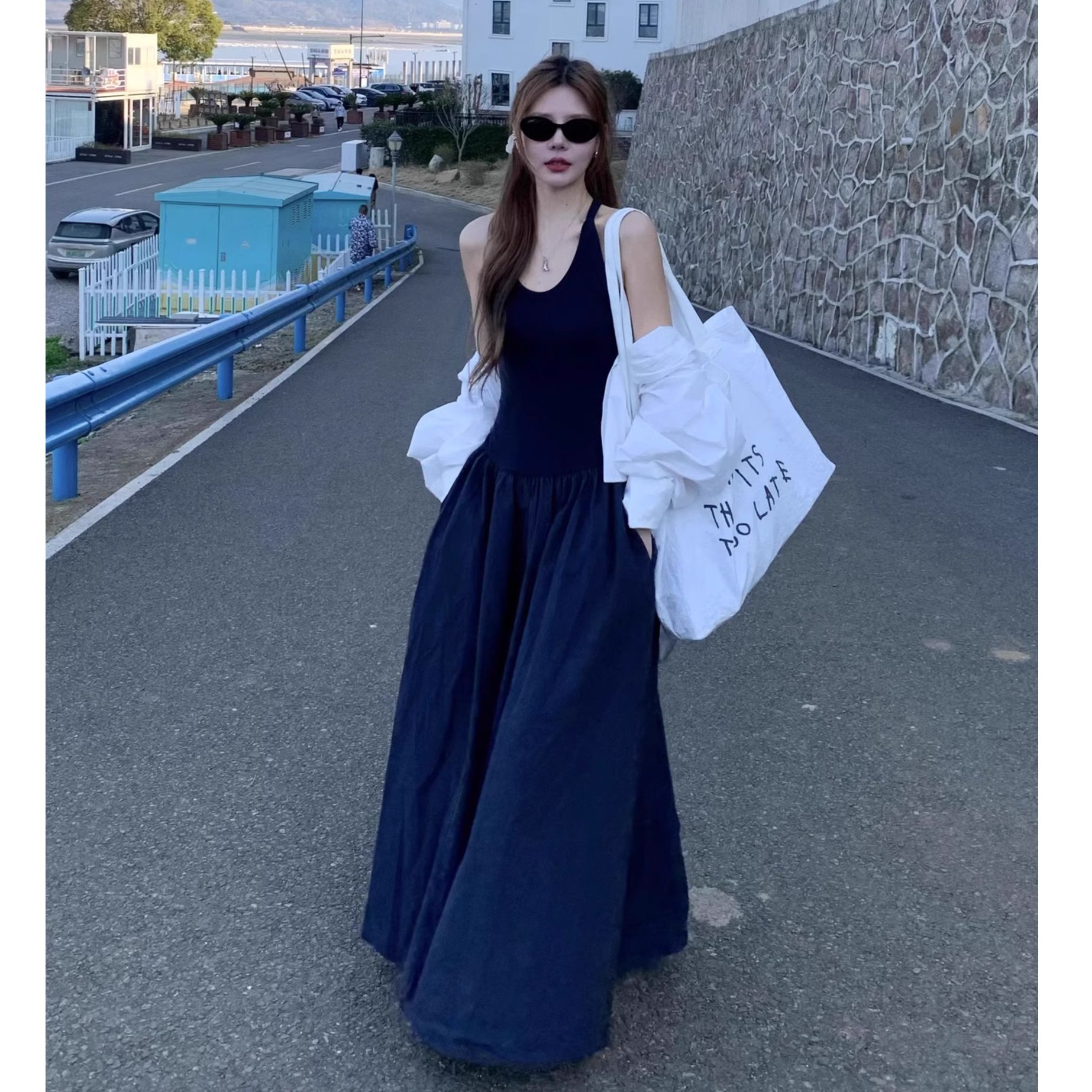 法式设计感吊带挂脖连衣裙女2025夏季新款气质收腰无袖大摆长裙子