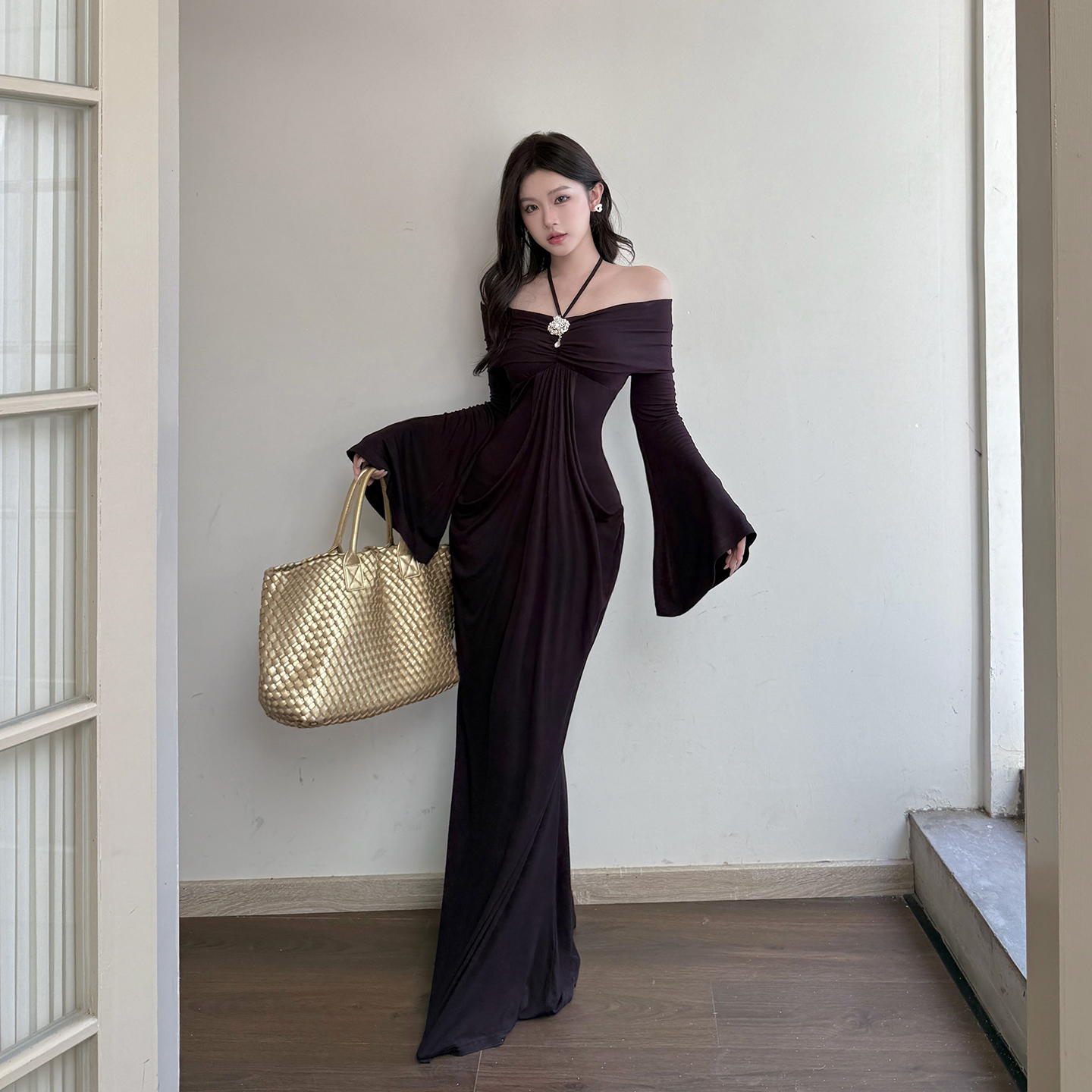 性感紫色一字肩连衣裙秋冬纯欲气质修身挂脖高级感约会礼服长裙