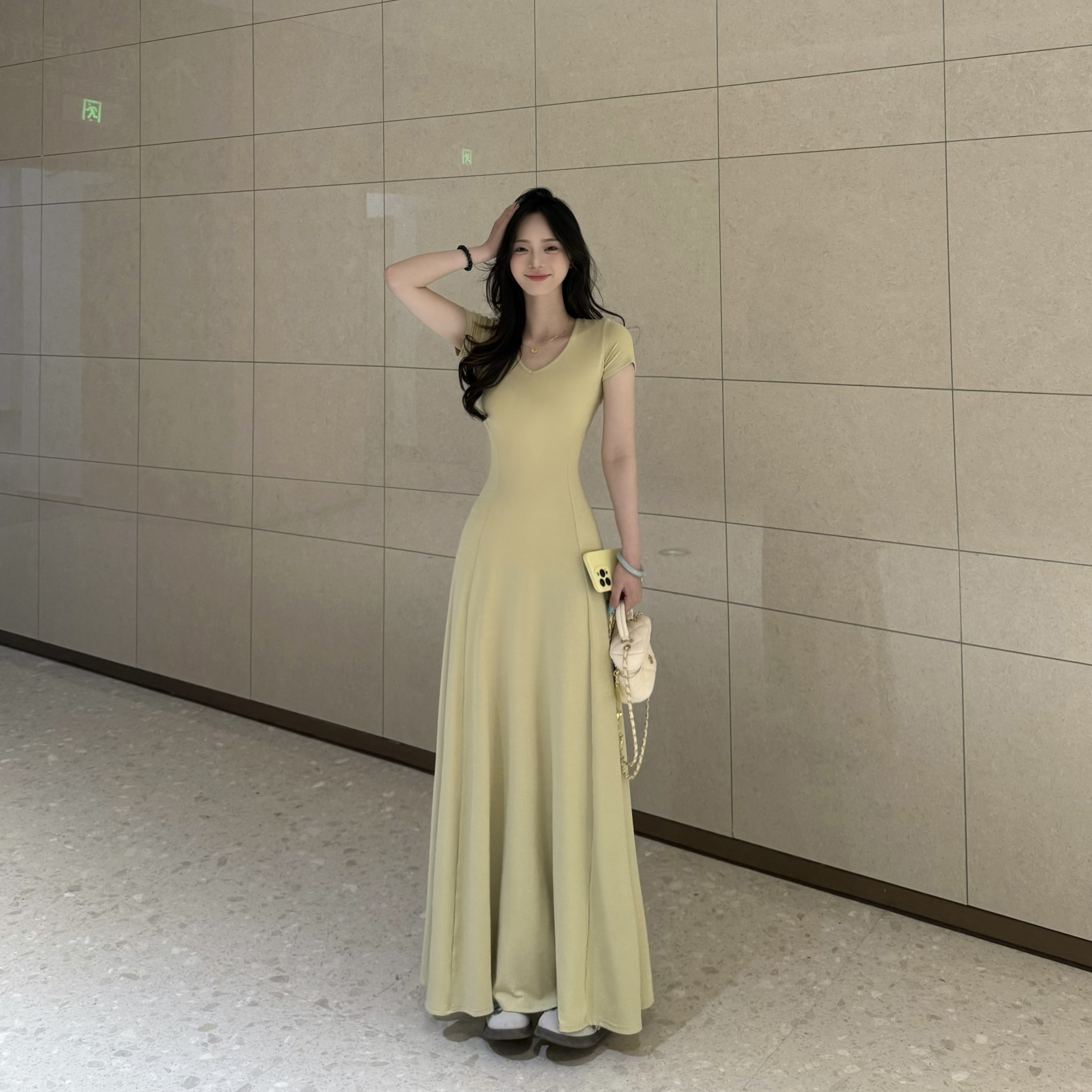 V领连衣裙长款修身显瘦收腰性感夏季设计感坠感短袖大摆小黑裙子