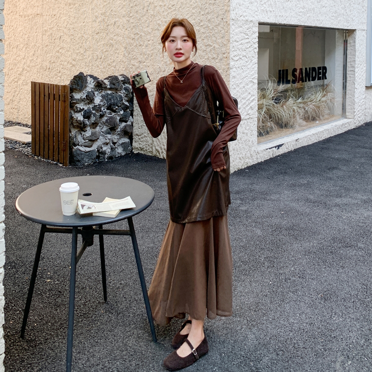 咖色美拉德pu皮拼接吊带连衣裙套装女2025年秋季气质打底衫两件套