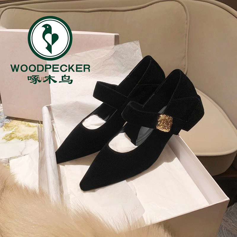啄木鸟优雅小尖头浅口女鞋2026新款春秋百搭金属扣一字带丝绒单鞋