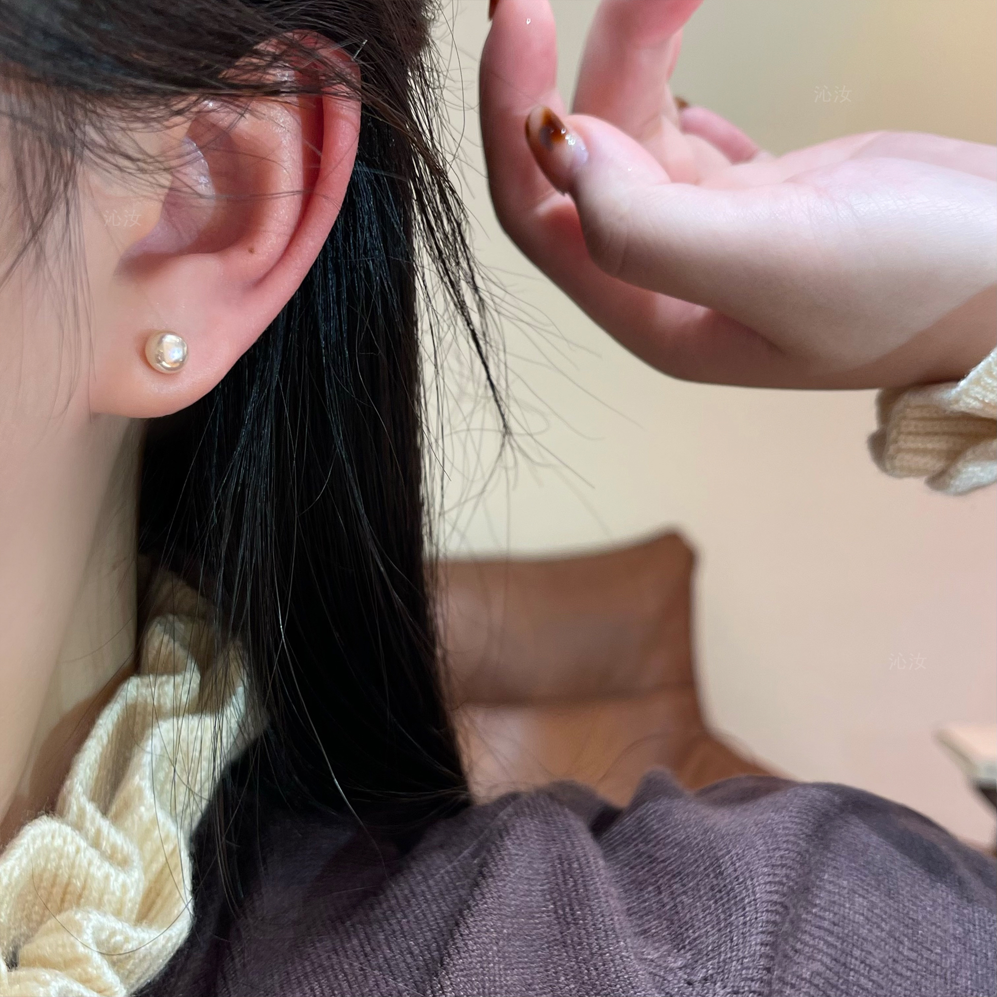 【沁汝饰品小众】秋冬许妍同款米色幻彩珠珠耳钉FM743