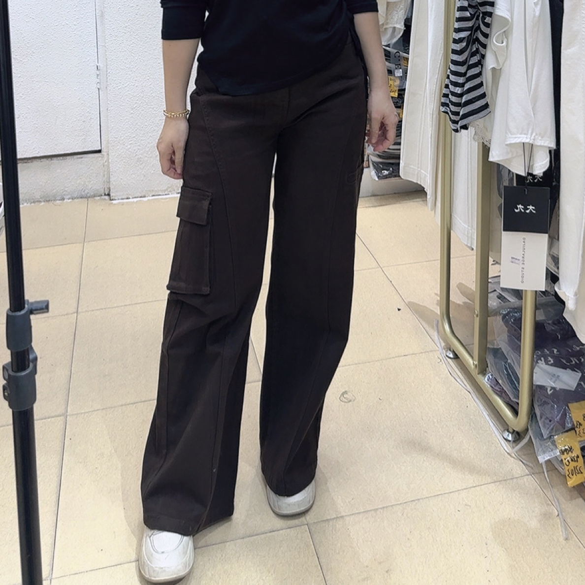 个性工装咖色牛仔裤