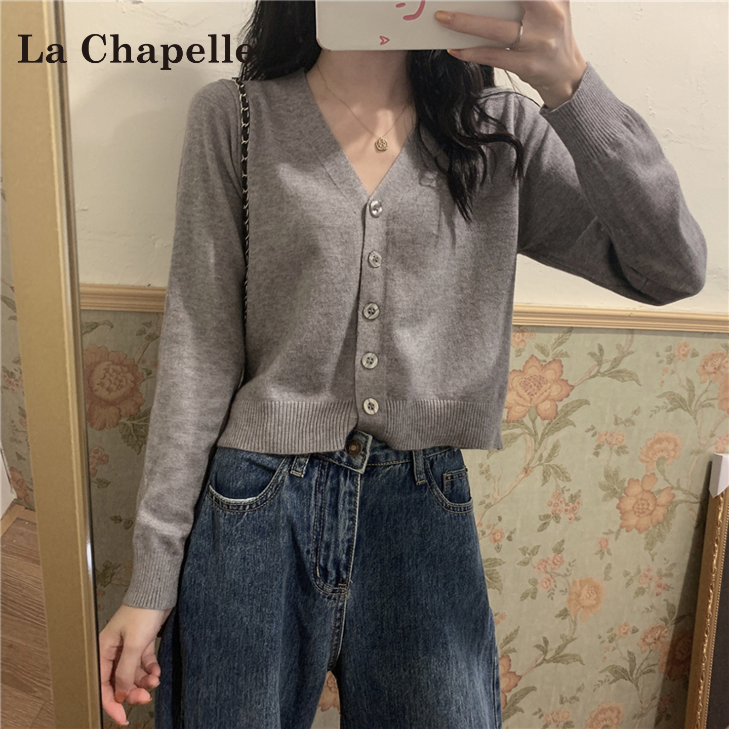 拉夏贝尔灰色韩系V领针织衫女秋季2025新款外搭打底短款长袖上衣