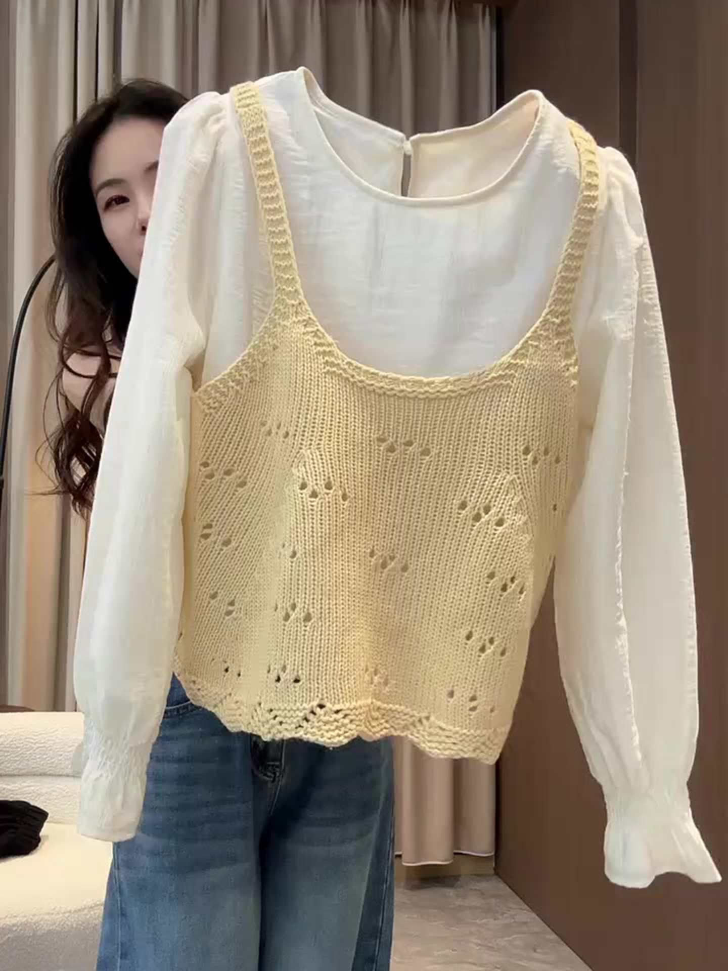韩系喇叭袖圆领黄色马甲白色上衣女2025早秋设计感慵懒风简约套装