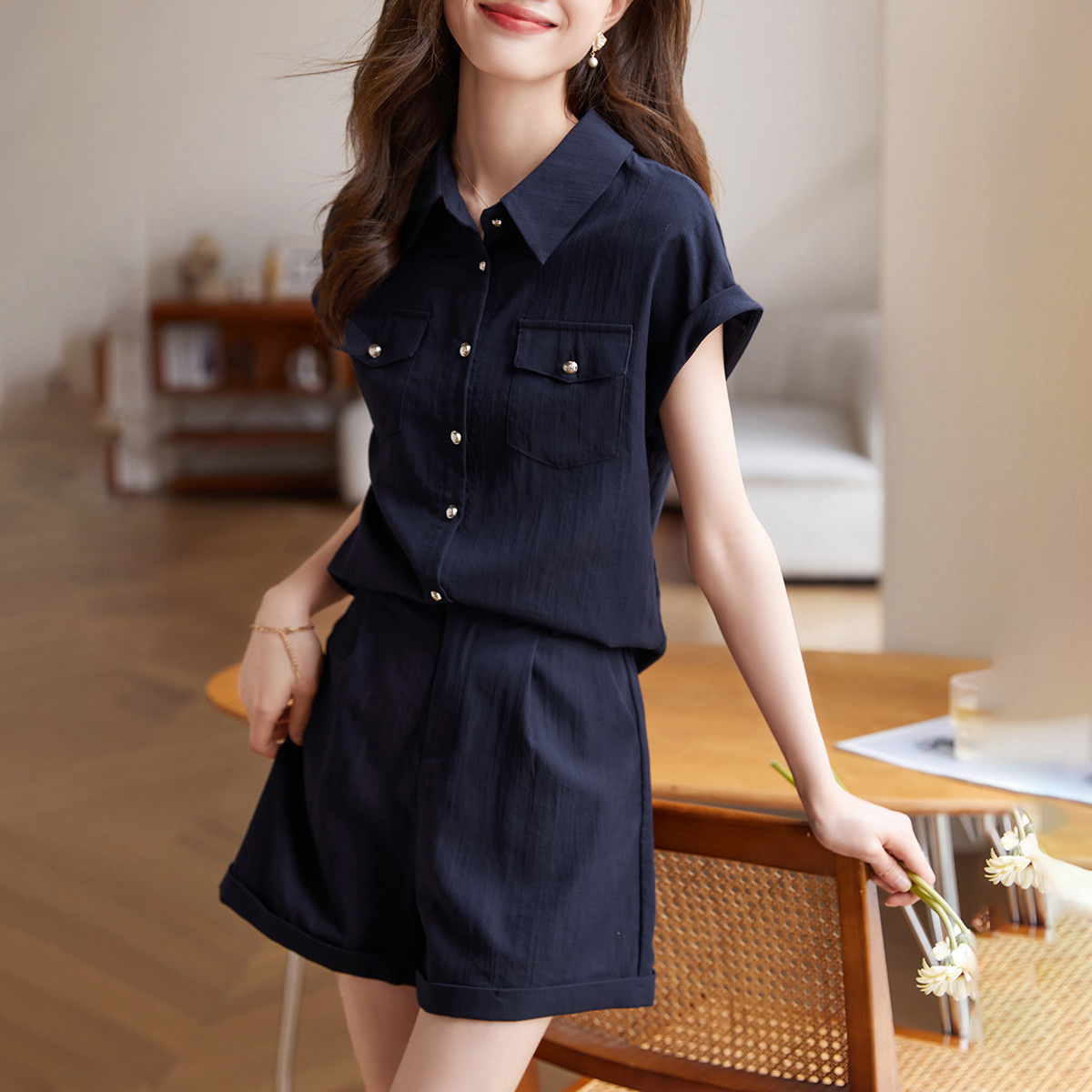 2025夏季新款休闲连肩袖衬衫短裤两件套女百搭舒适轻薄套装