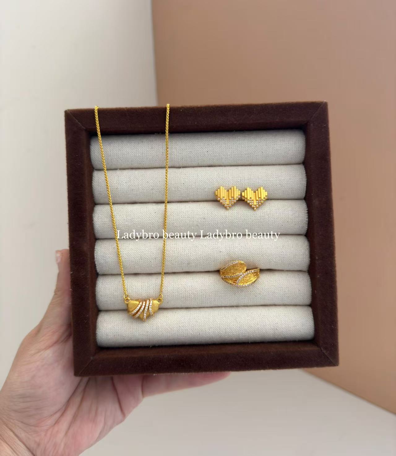 铜合金亚克力吊坠 复古古法爱心项链三件套高级感轻奢链子金色