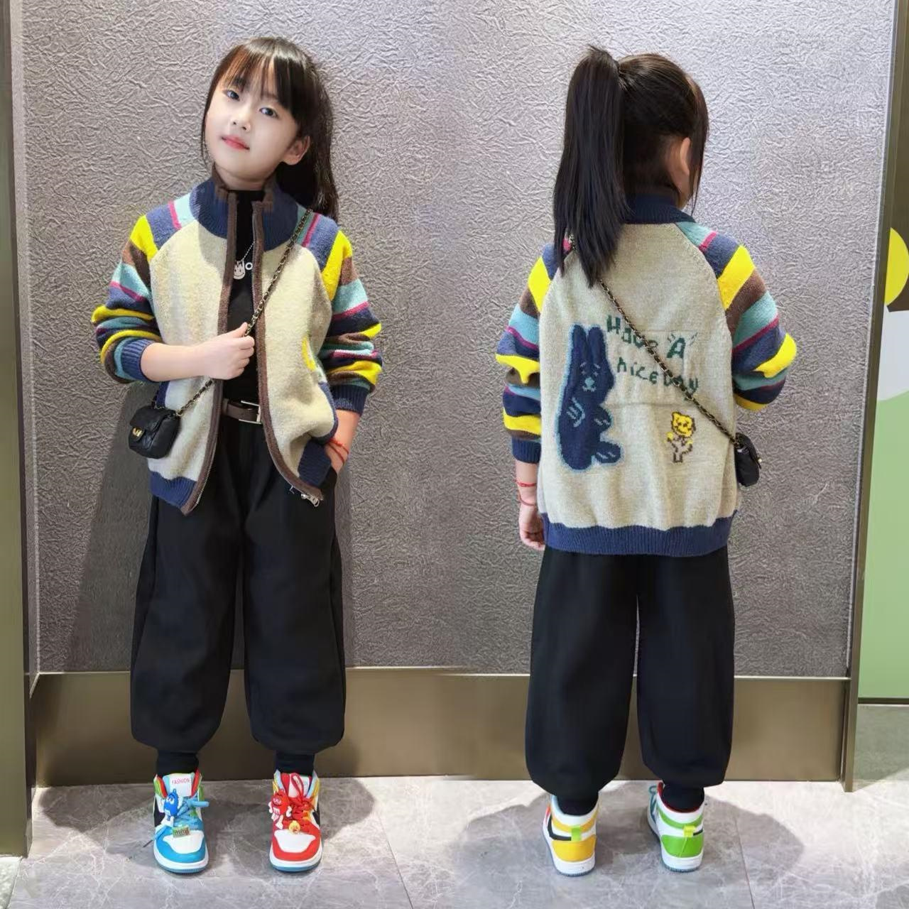 女童秋冬新款洋气彩条拼色字母毛衣开衫休闲宽松加绒哈伦裤两件套