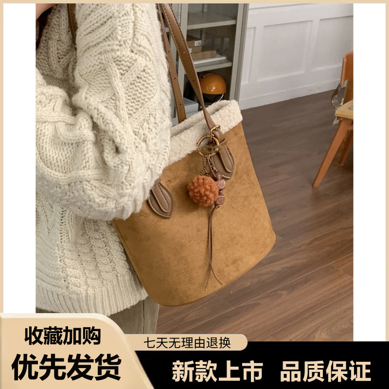 大容量复古磨砂水桶包女2025秋冬新款毛绒通勤单肩包高级感托特包