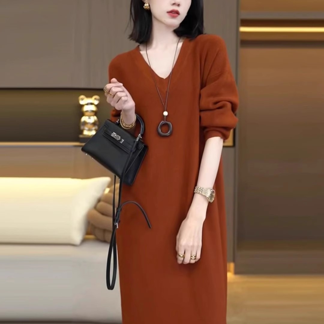 轻熟简约风V领针织连衣裙女秋冬新款气质显瘦松弛感中长款毛衣裙