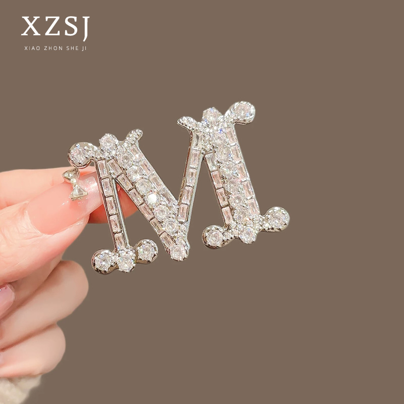 铜锆石胸针 设计感小众字母水晶别针女高档轻奢时尚满钻毛衣胸花