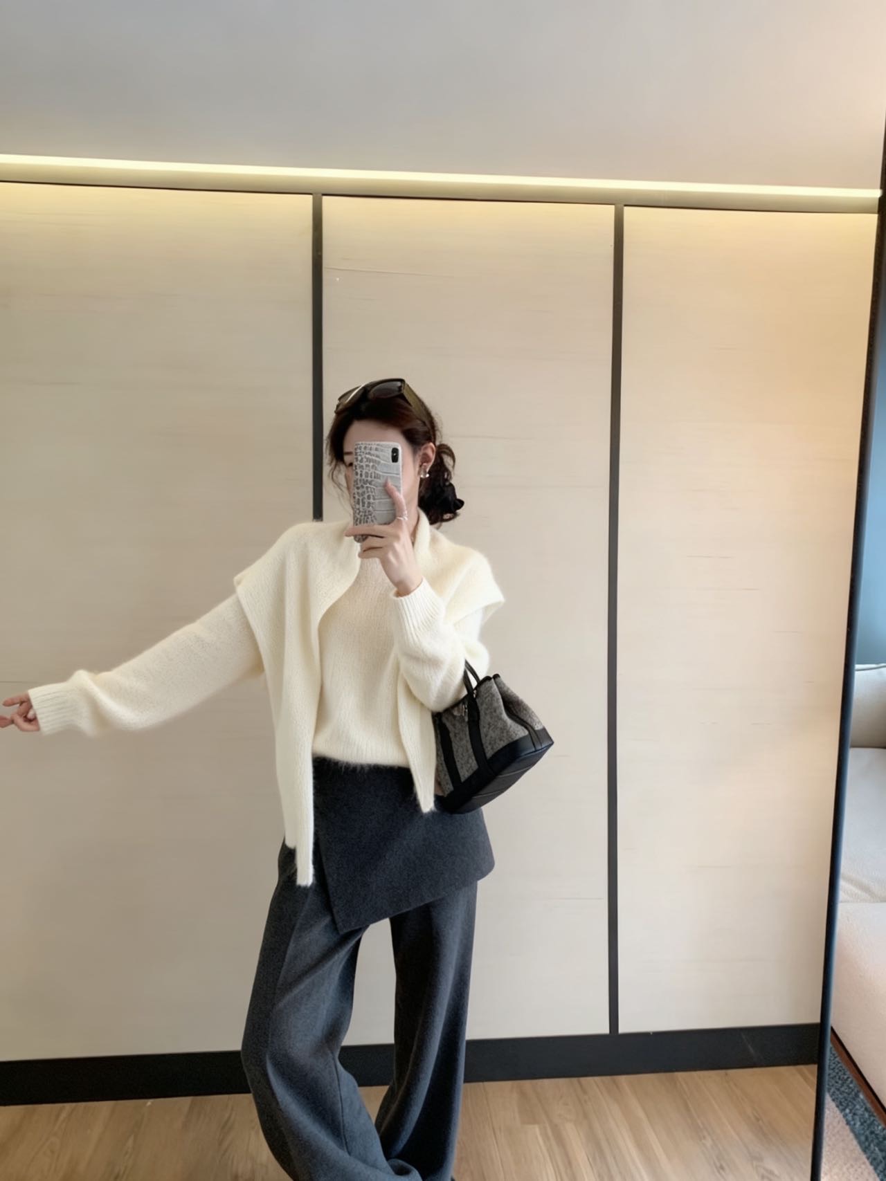 2025秋冬新款韩系简约气质白色圆领针织衫披肩灰色休闲裤配屁帘