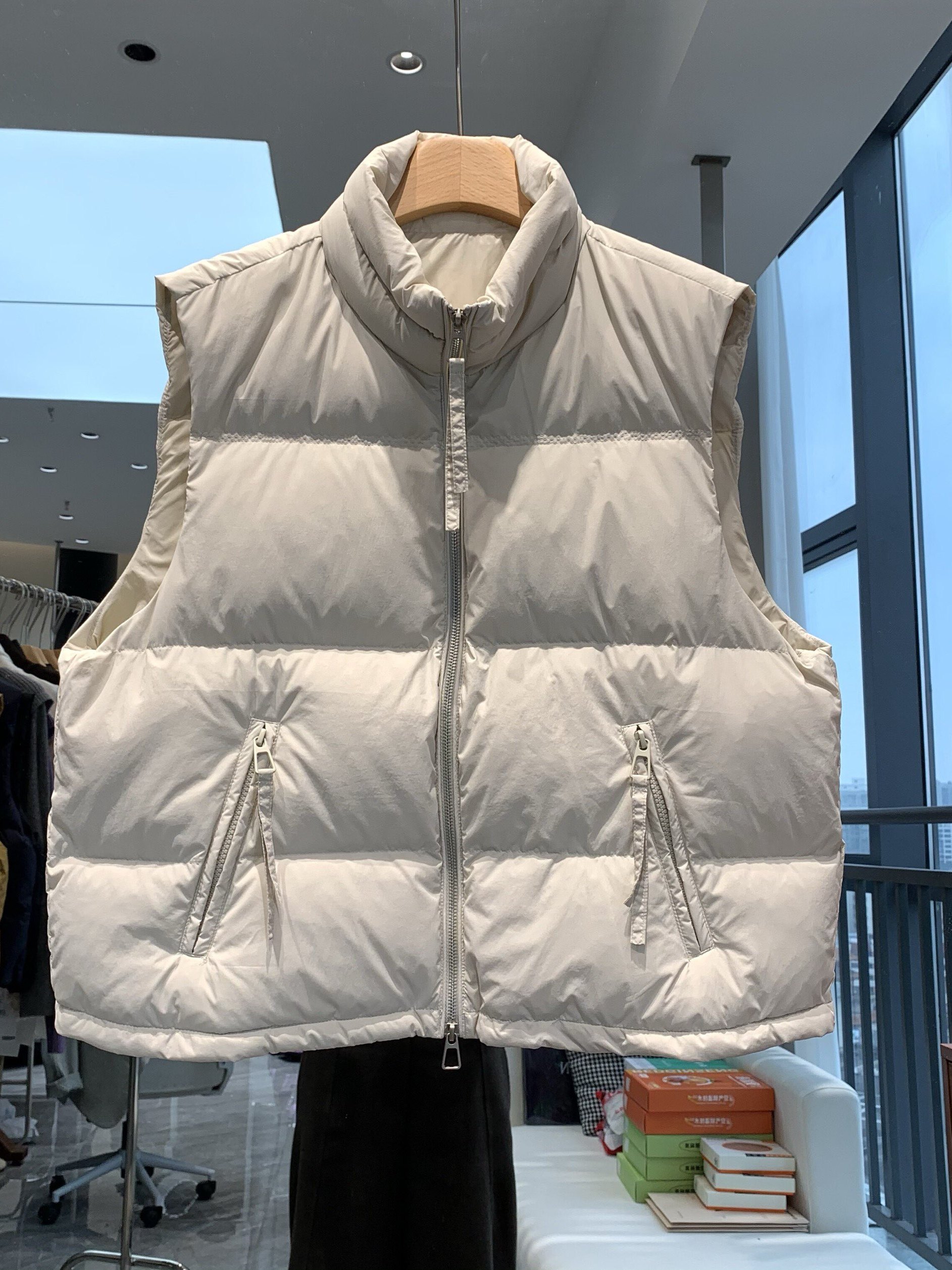 2025冬季设计感立领白鸭绒羽绒马甲女装时尚洋气保暖无袖坎肩上衣