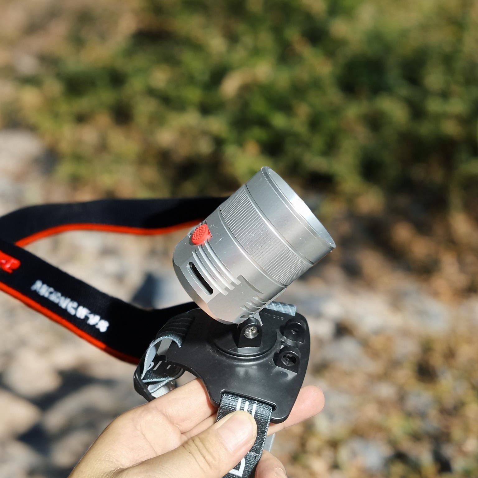 猎鹰九号360度全方位横流不降档远泛一体3.7伏户外实战头灯