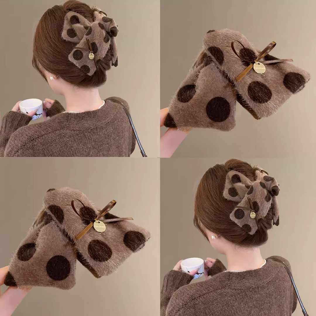 奶咖慕斯三角抓夹女秋冬新款波点毛绒鲨鱼夹后脑勺发量大夹子发饰