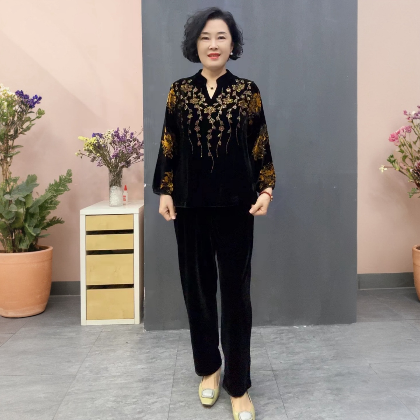 秋冬中老年丝绒洋气烫钻烧花大码宽松遮肉妈妈装上衣气质长袖小衫