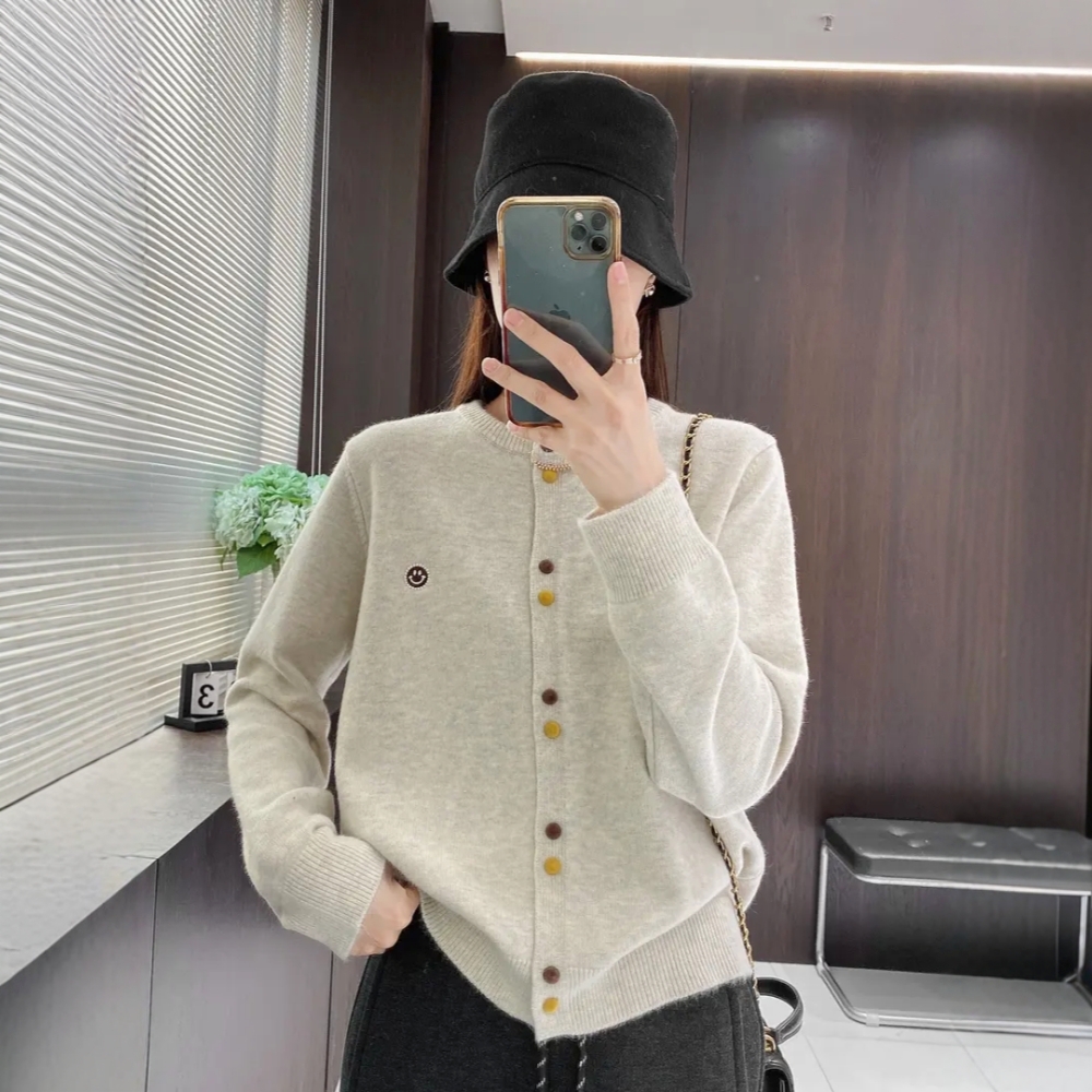 大码慵懒设计感圆领彩扣针织开衫女秋冬胖mm宽松遮肚显瘦长袖上衣