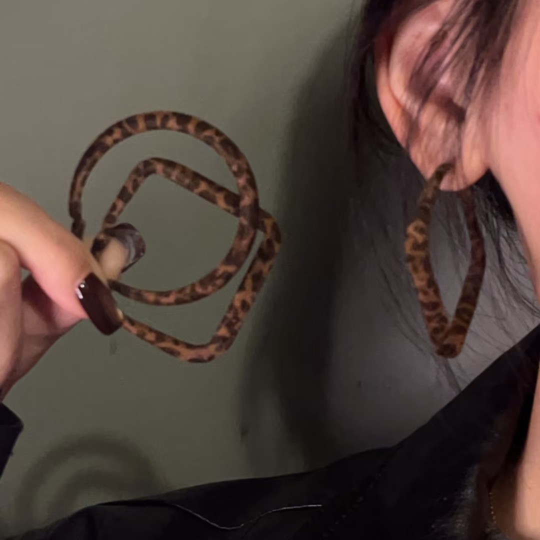 合金布艺耳饰 秋冬氛围感豹纹绒布耳圈女轻奢复古时尚个性耳环