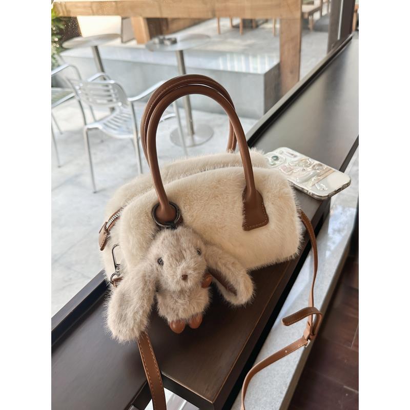 冬季超火毛绒包包女2025新款高级感时尚百搭斜挎包流行手提毛毛包