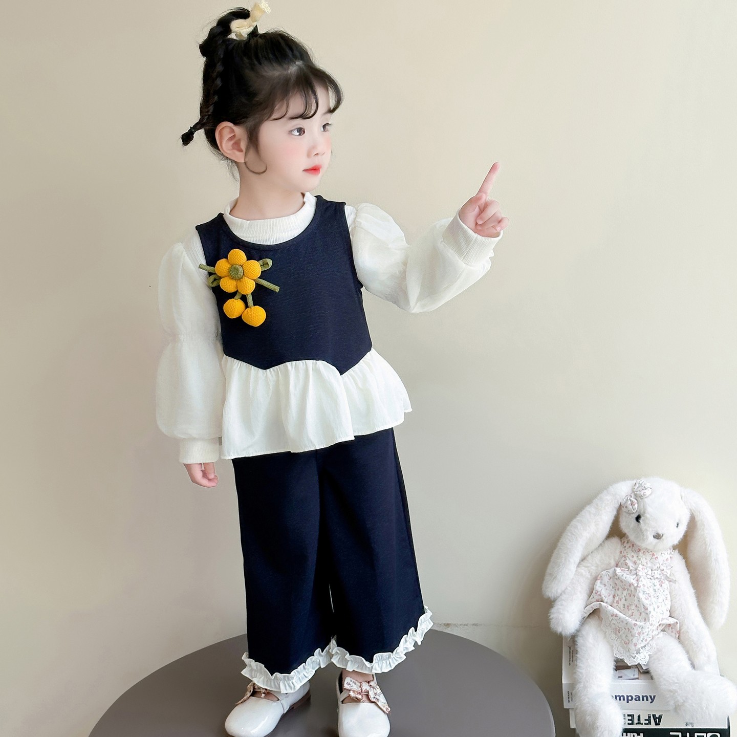 女宝宝秋季衣服2025春秋新款洋气儿童秋装背心三件套时尚女童套装