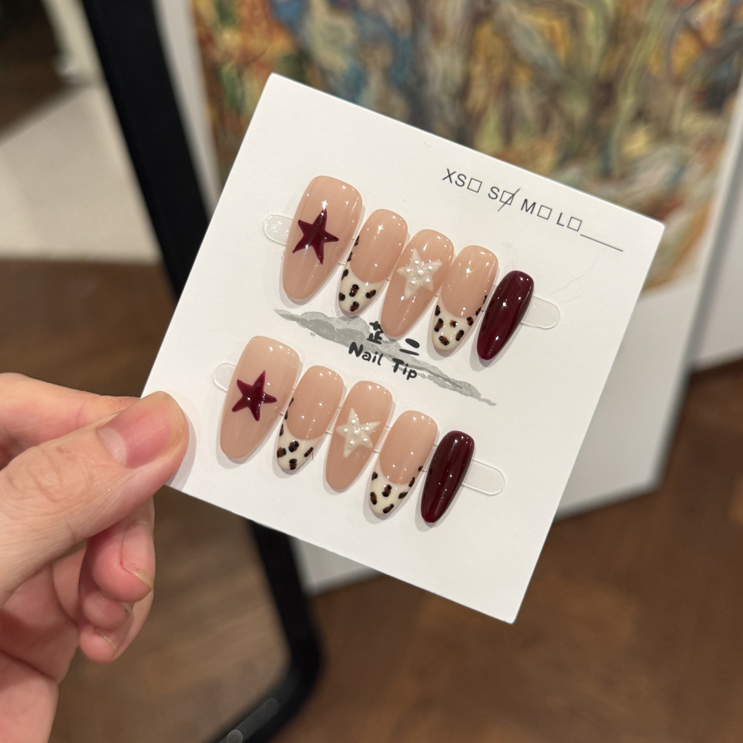 7988豹纹五角星高级显白简约高级重复纯手工穿戴甲杏仁短，短椭圆。