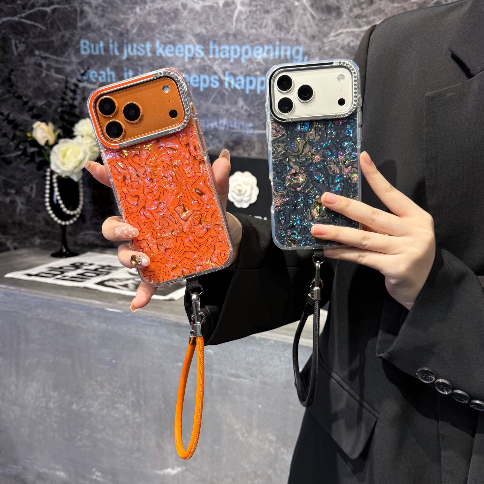 ins风彩色贝壳纹手机壳适用苹果17promax/16pro/15带皮绳情侣款