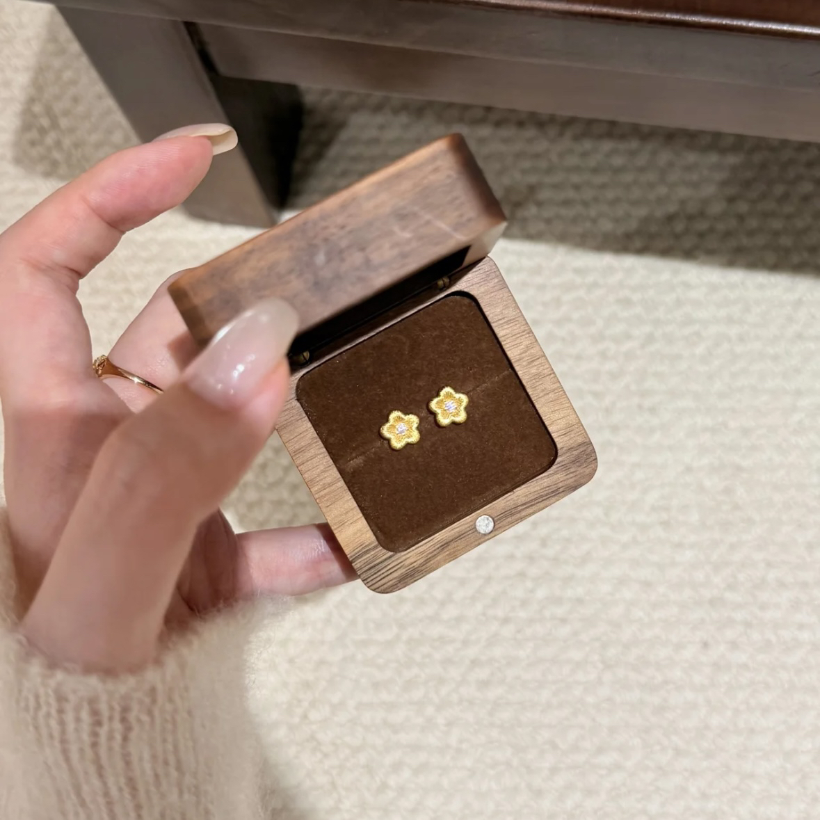 铜合金耳饰 B3084秋冬氛围感拉丝小花朵耳钉小众小巧饰品精致简约