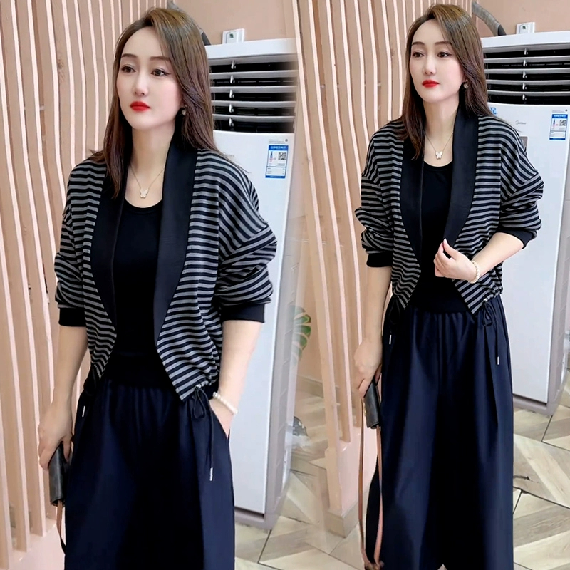 时尚短款外套女2025秋季新款洋气宽松休闲显瘦百搭气质设计感上衣