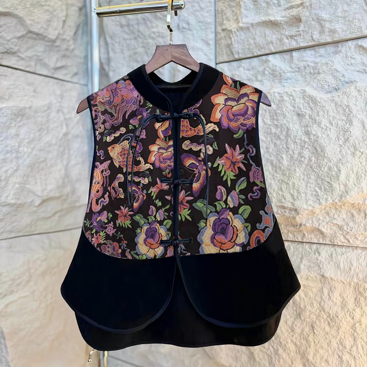 新款2025黑色轻奢国风重工刺绣提花马甲洋气百搭复古印花国潮