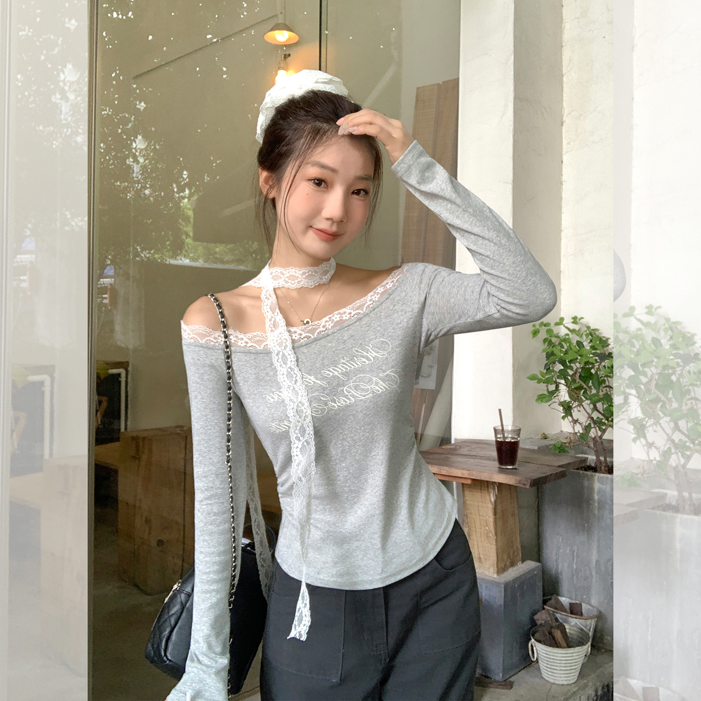 时尚气质花灰色蕾丝花边长袖T恤女秋新款纯欲性感露肩斜肩小上衣