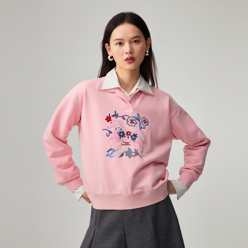 EP雅莹「骏」系列2026早春新款 时尚翻领宽松棉质刺绣卫衣5206A