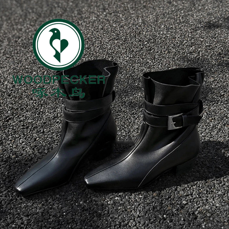 啄木鸟秋冬季新款复古褶皱方头时装靴女套筒百搭皮带扣粗跟短靴女