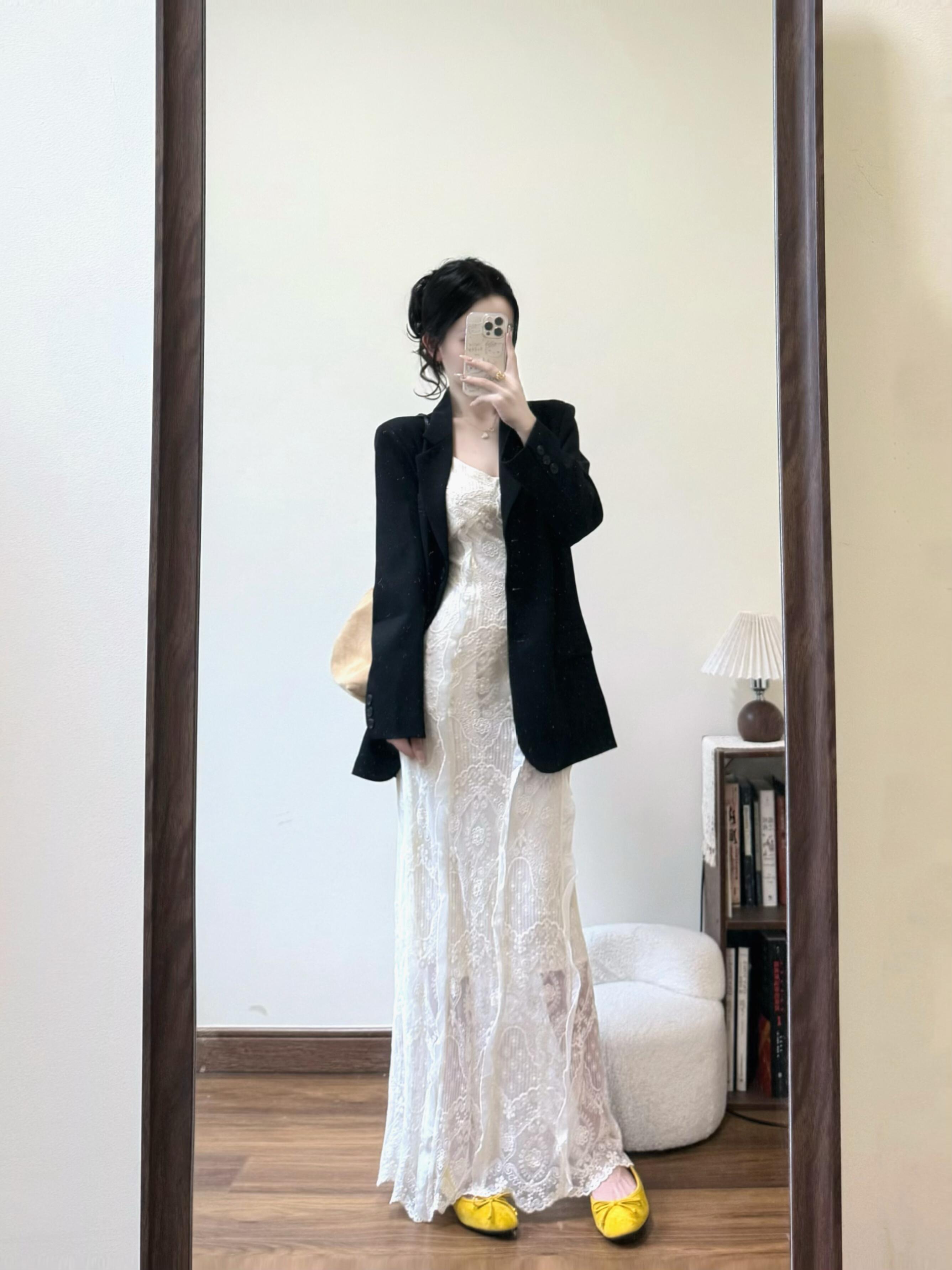 2025春季韩系穿搭一整套黑色西装外套女搭配蕾丝吊带连衣裙两件套