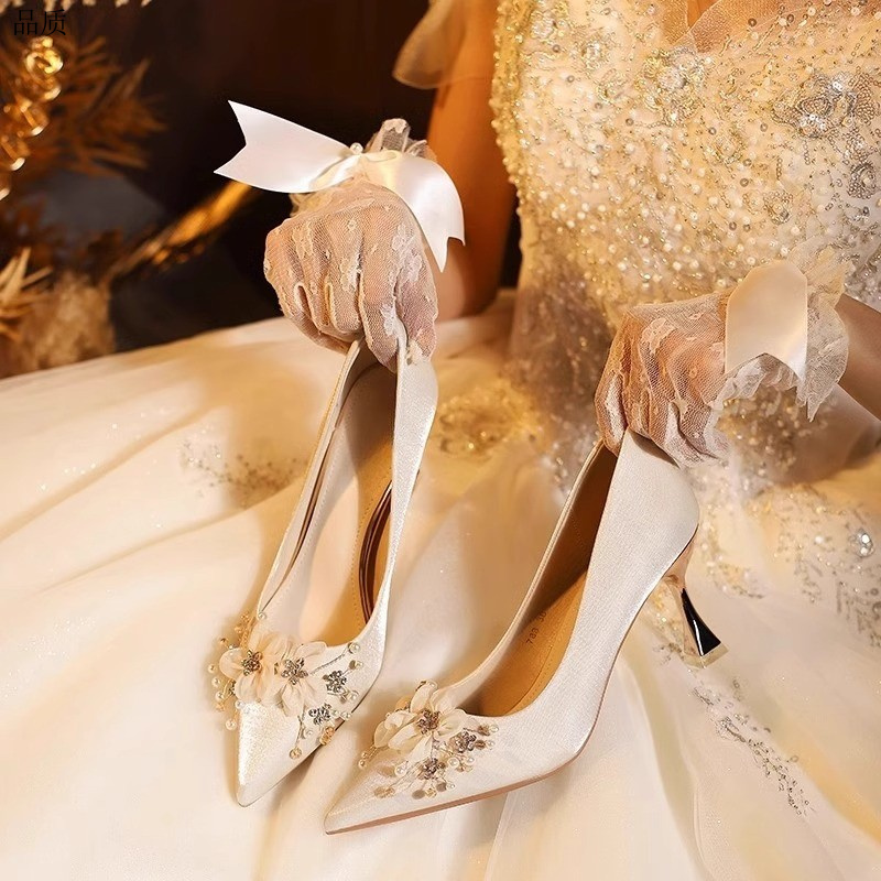 花朵新娘秀禾婚纱两用结婚鞋女不累脚法式绝美缎面低跟订婚高跟鞋