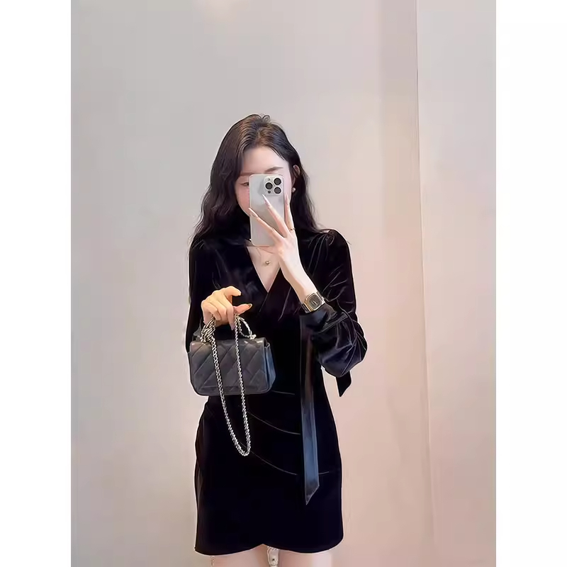 法式轻奢飘带交叉V领连衣裙女2025新款冬季丝绒高级感绝美短裙女