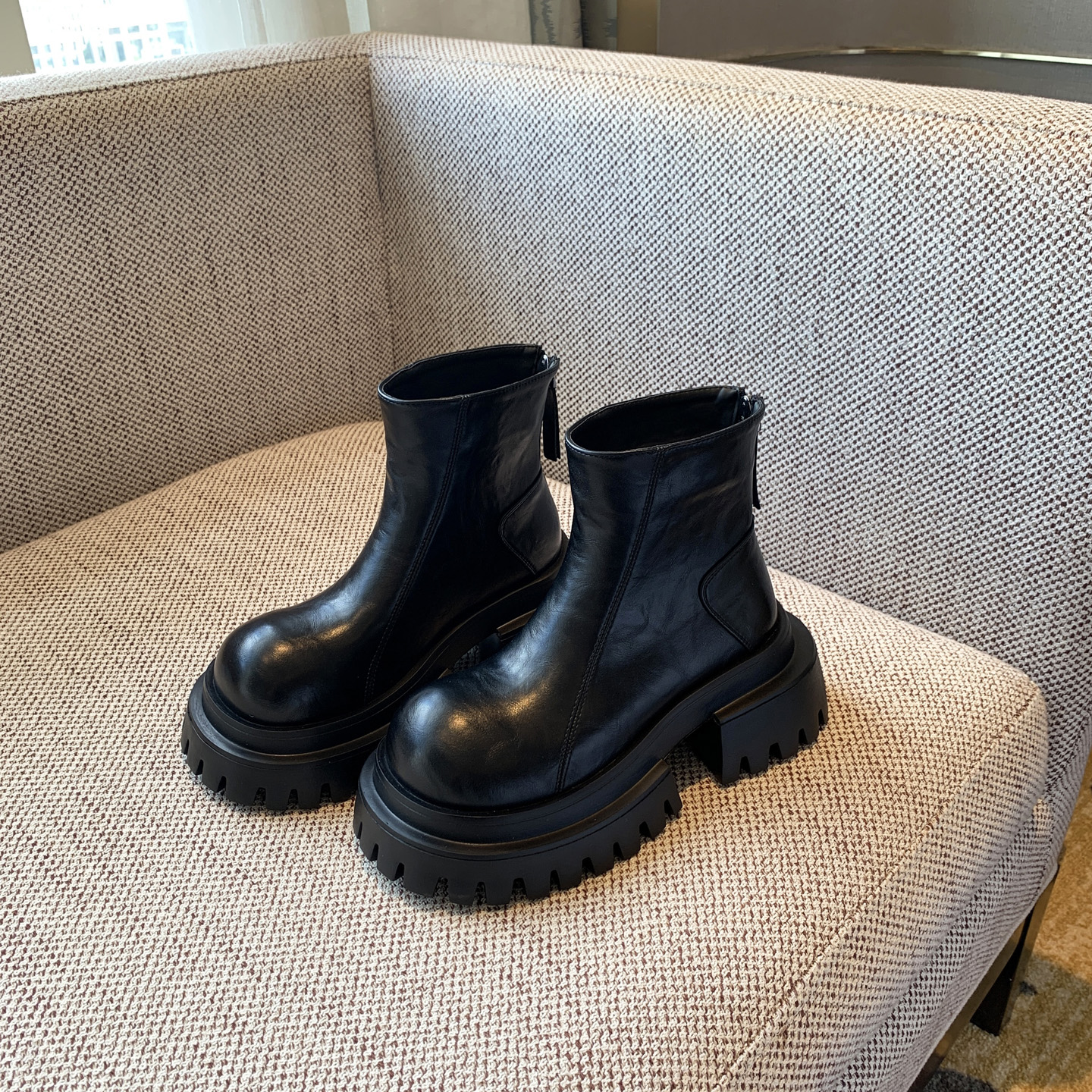 卓诗尼芙妮2025秋季时尚百搭厚底马丁靴女小众设计师原单时装靴