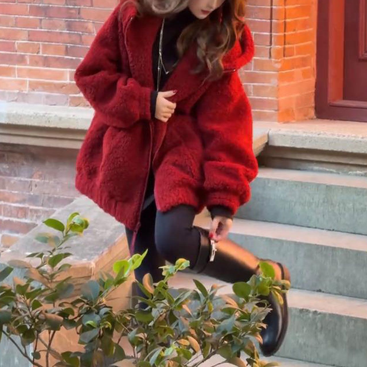 时尚韩版百搭保暖红色短外套2025冬季新款宽松显瘦设计感连帽上衣