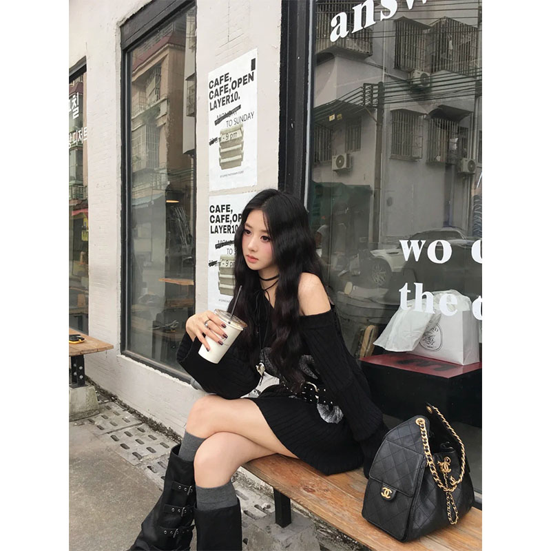 美式复古辣妹黑色露肩V领毛衣女秋冬2025新款宽松慵懒风上衣穿搭