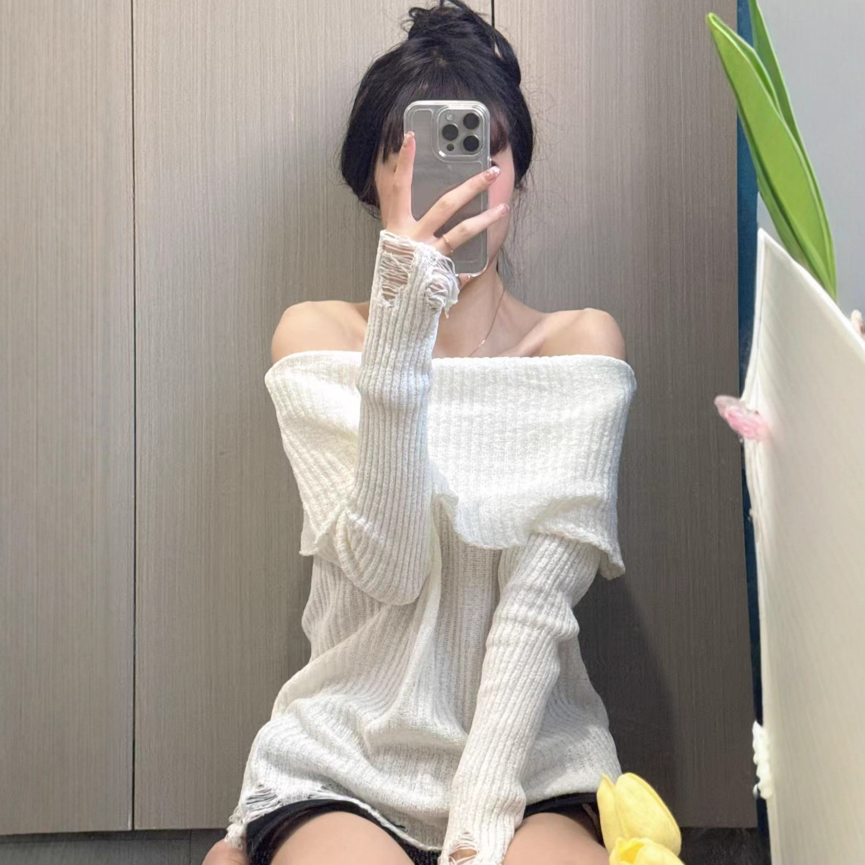秋冬白色露肩氛围感一字肩毛衣不规则破洞针织衫长袖上衣女显瘦