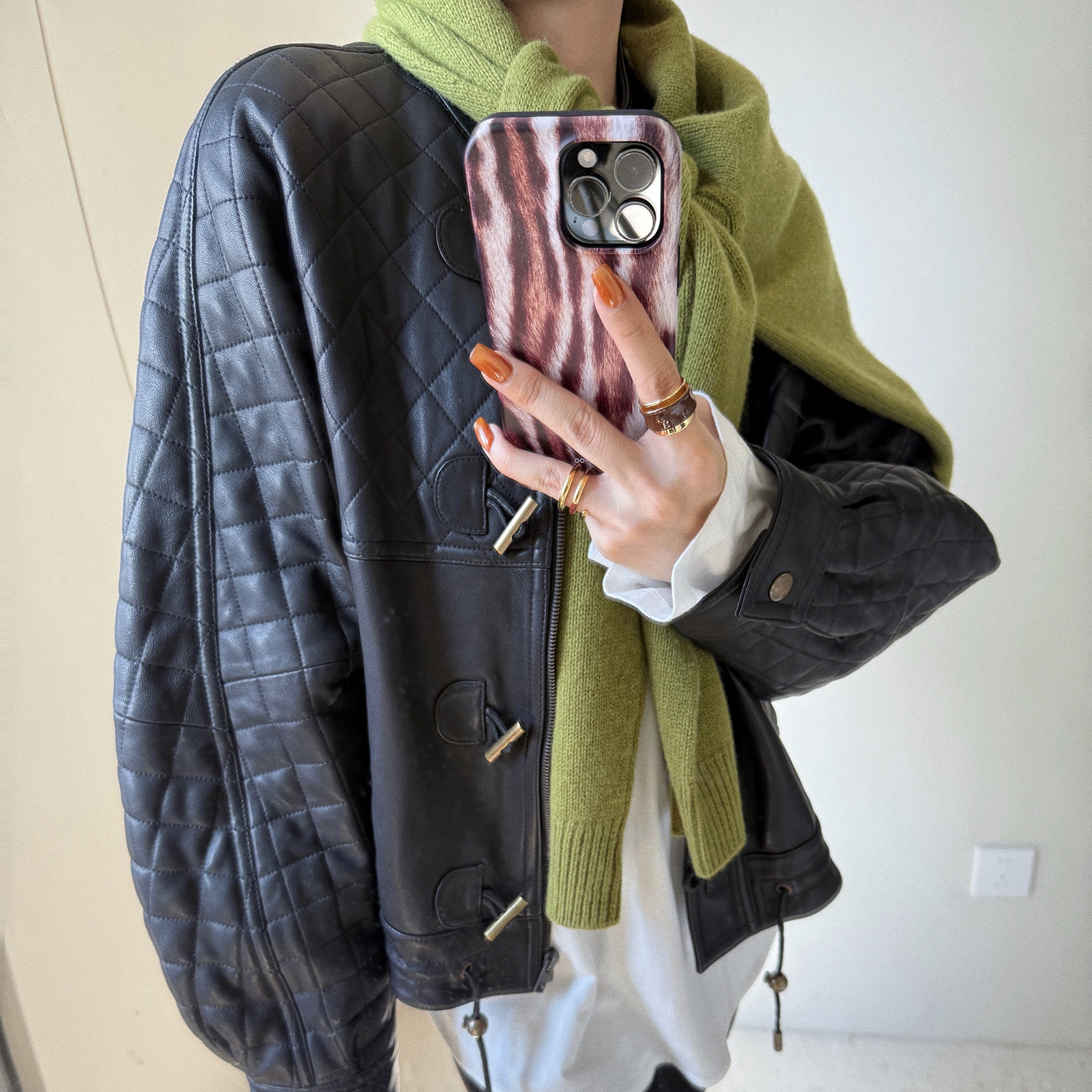 Vane｜“菱格”拼接牛角扣立领夹棉皮衣夹克～