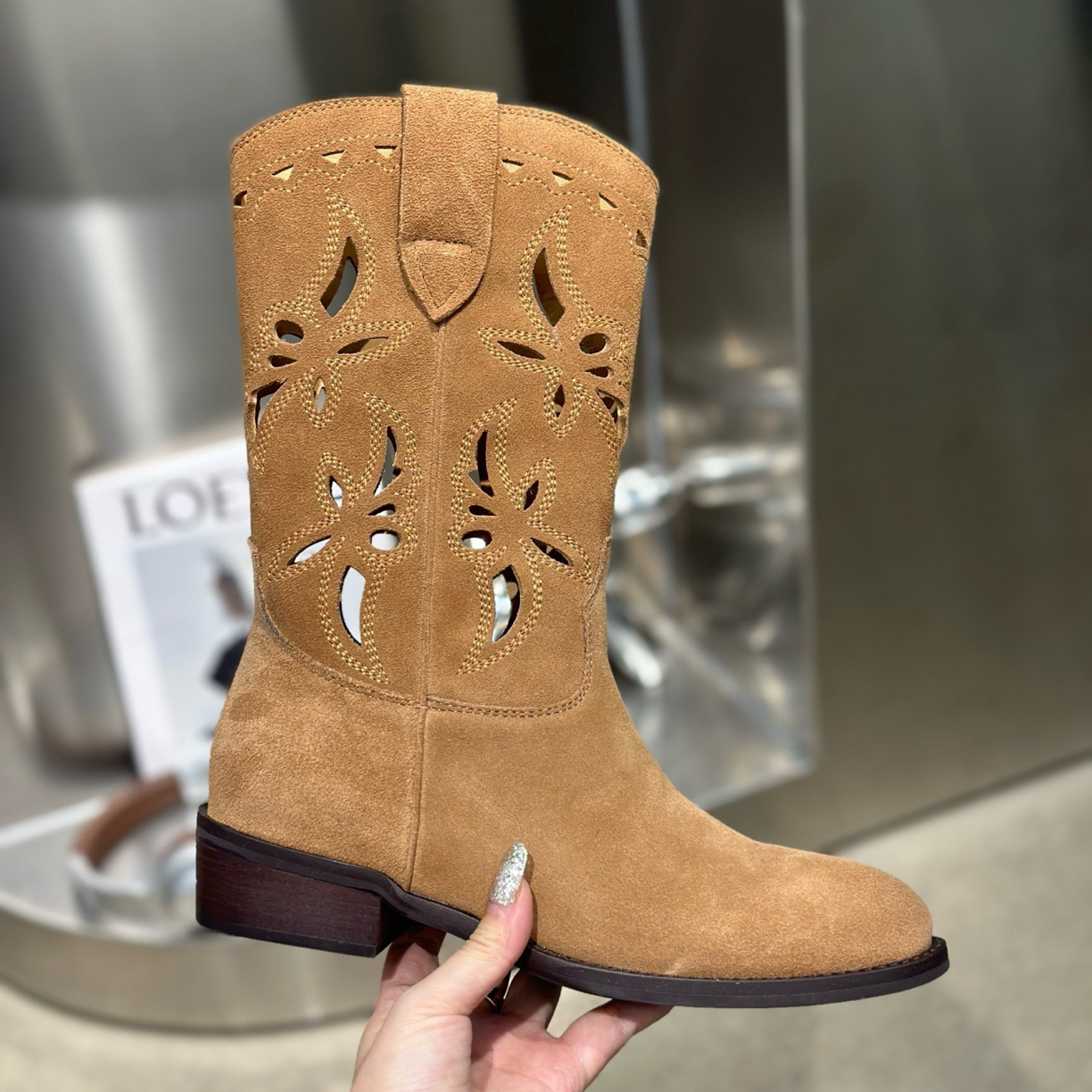 AMOAF新款复古尖头雕花镂空真皮中筒骑士靴AF2720